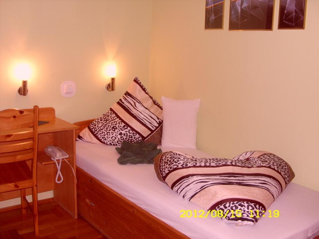 Korona Szallo Otel Kanije Oda fotoğraf