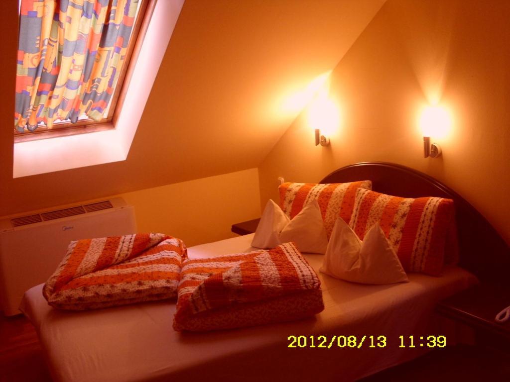 Korona Szallo Otel Kanije Oda fotoğraf