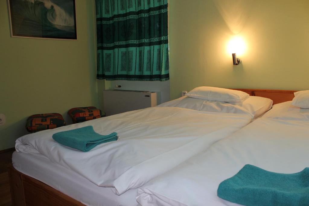 Korona Szallo Otel Kanije Oda fotoğraf